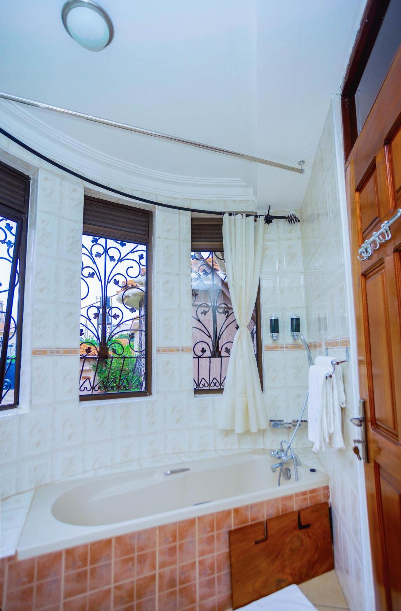 Gazelle Guest House Kampala Bagian luar foto