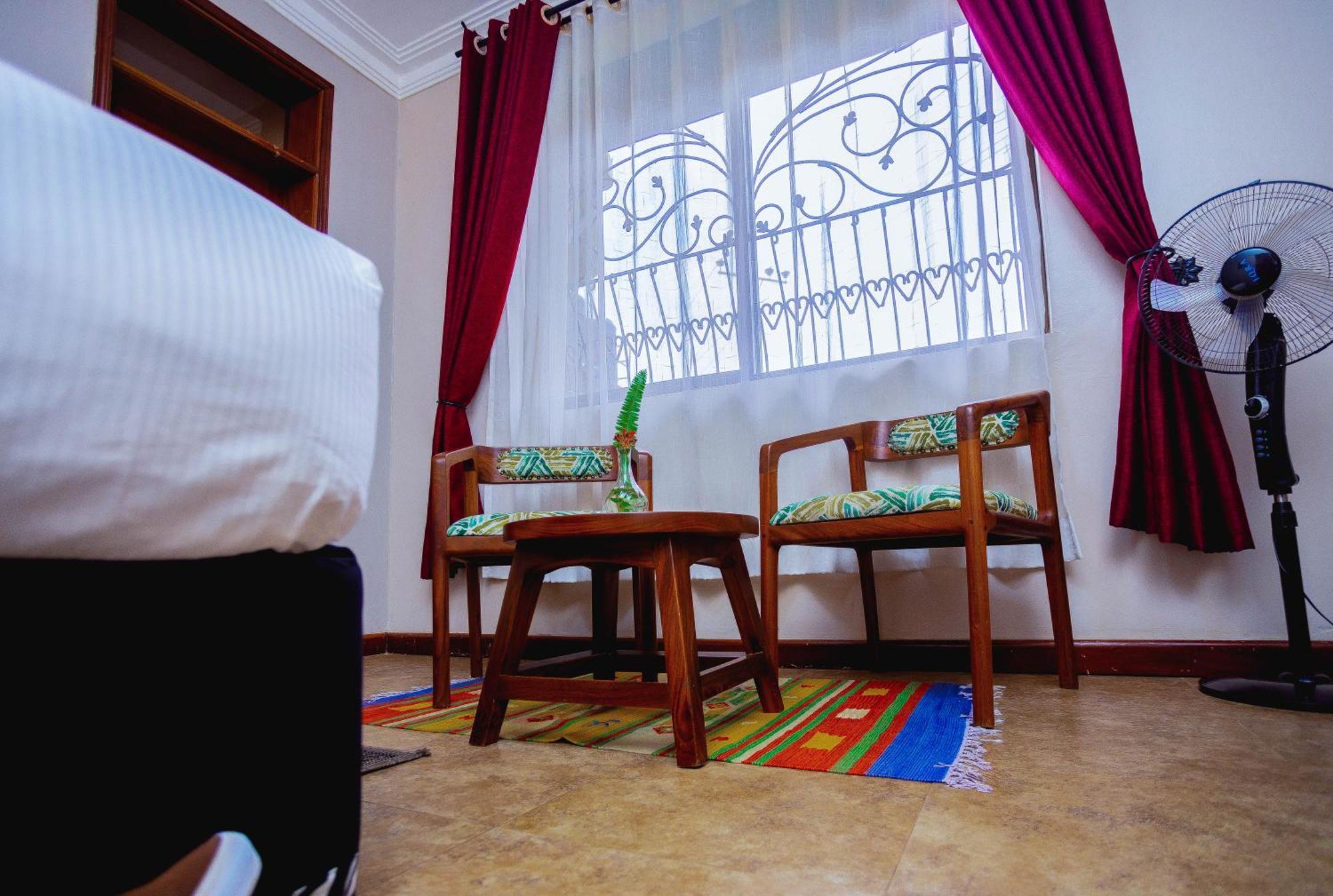Gazelle Guest House Kampala Bagian luar foto